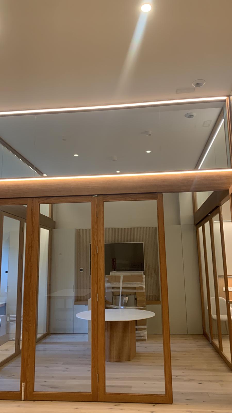 Sala con puertas de cristal y mesa de reuniones